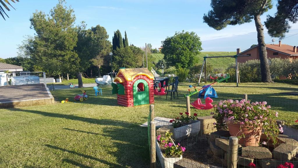 Camping Village Mar Y Sierra San Costanzo 外观 照片
