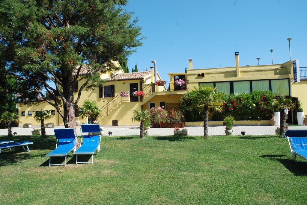 Camping Village Mar Y Sierra San Costanzo 外观 照片