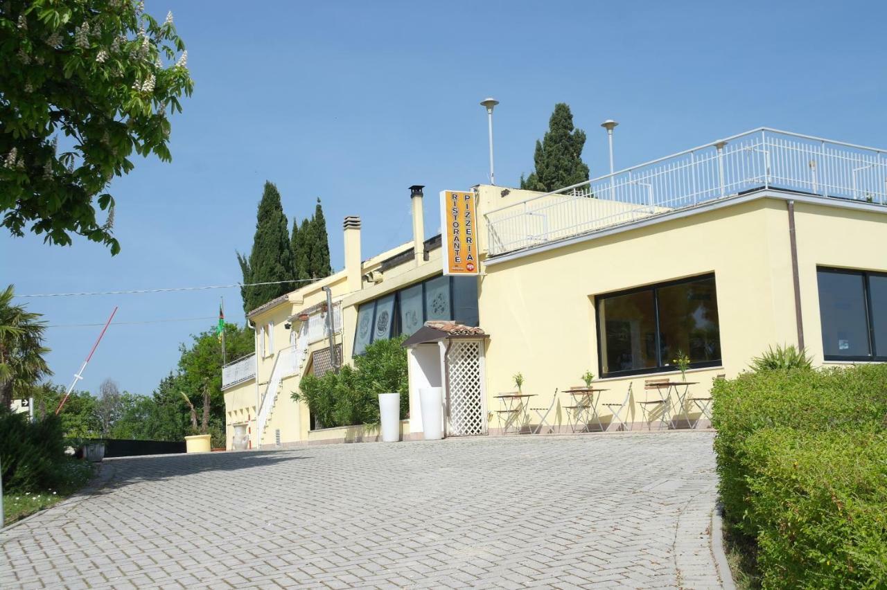 Camping Village Mar Y Sierra San Costanzo 外观 照片